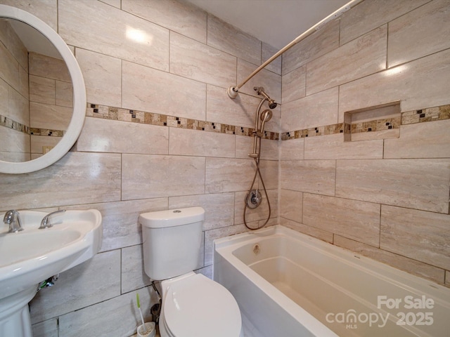 bathroom with tiled shower / bath and toilet