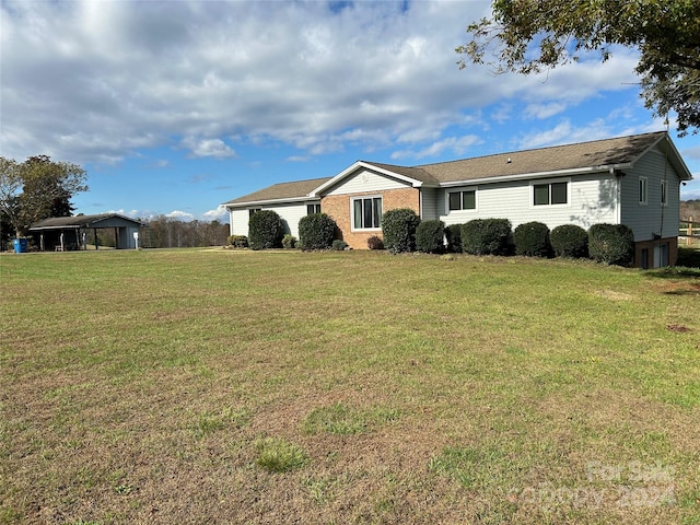 view of front facade featuring a front yard