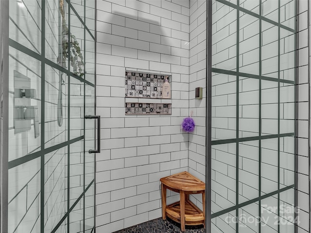 bathroom featuring a tile shower