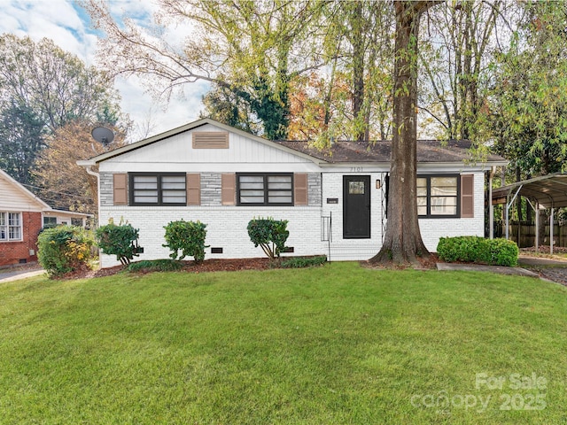 view of front of property featuring a carport and a front lawn