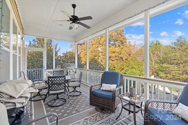 sunroom with ceiling fan