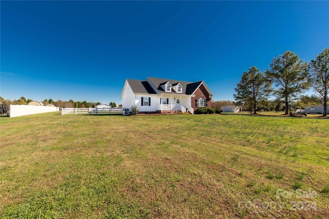 view of front of property featuring a front yard