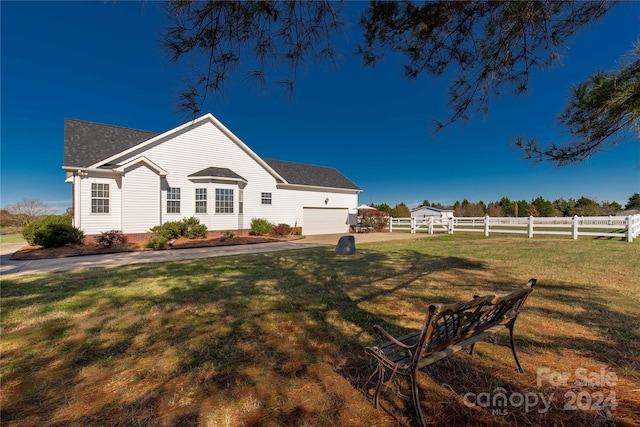 view of front of home featuring a front lawn