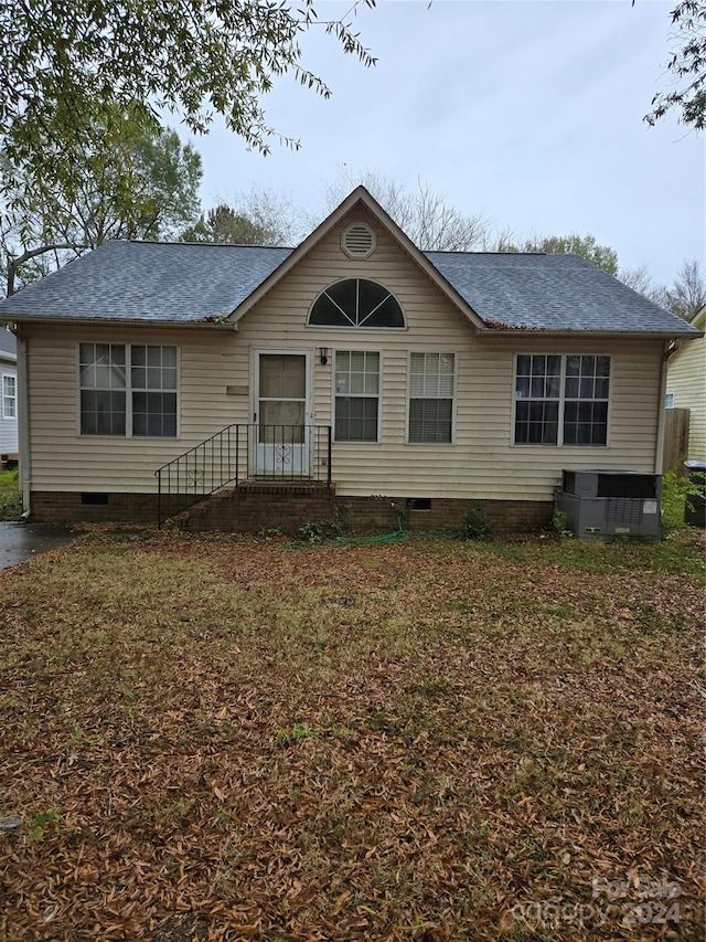 view of front of home with a front yard