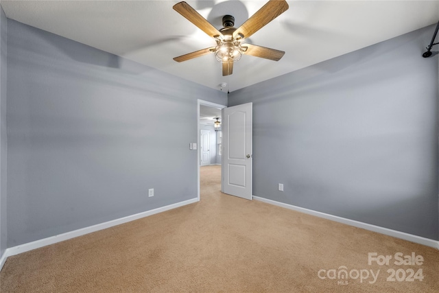 empty room with ceiling fan