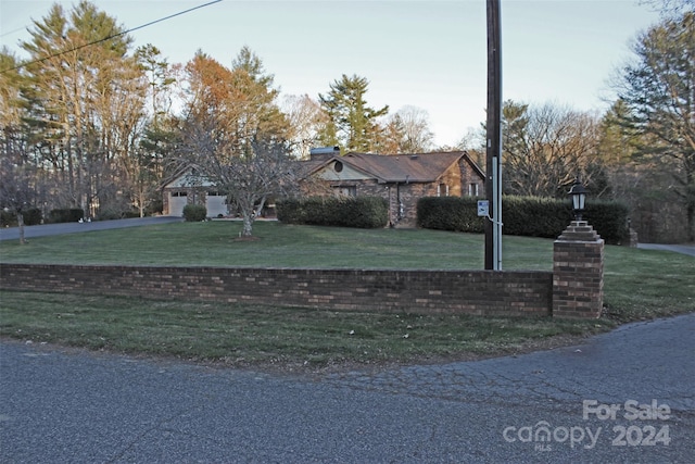 ranch-style house with a front yard