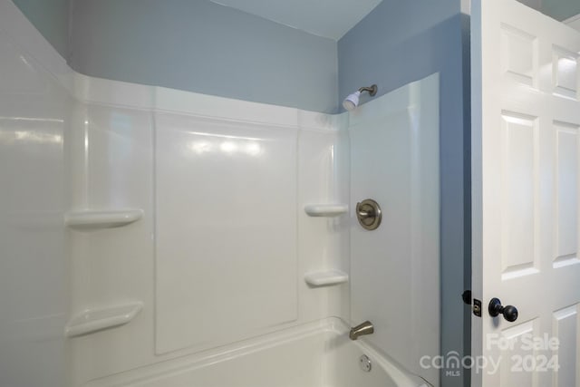 bathroom with shower / washtub combination