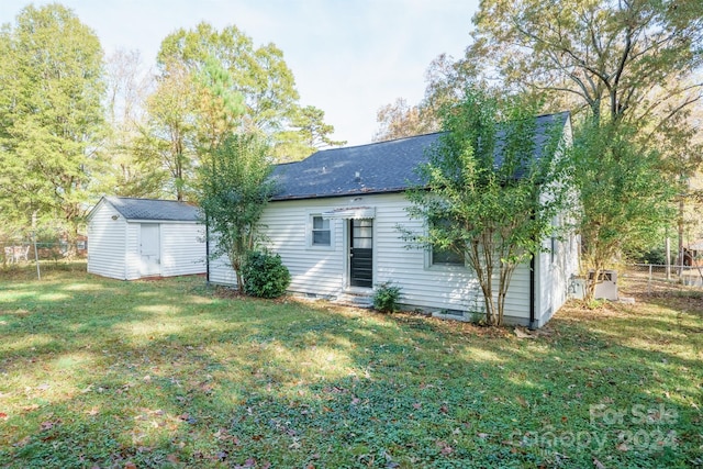 back of house featuring a lawn