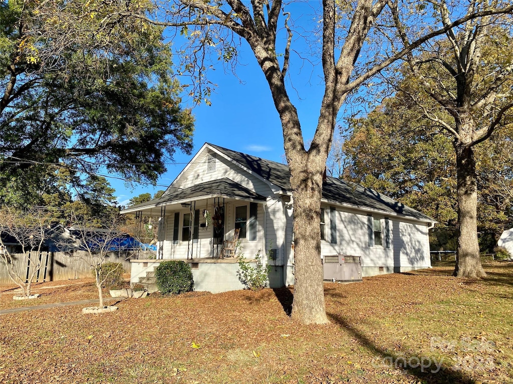 view of front of home featuring covered porch