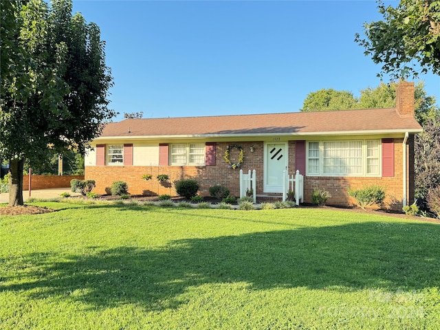 single story home featuring a front yard