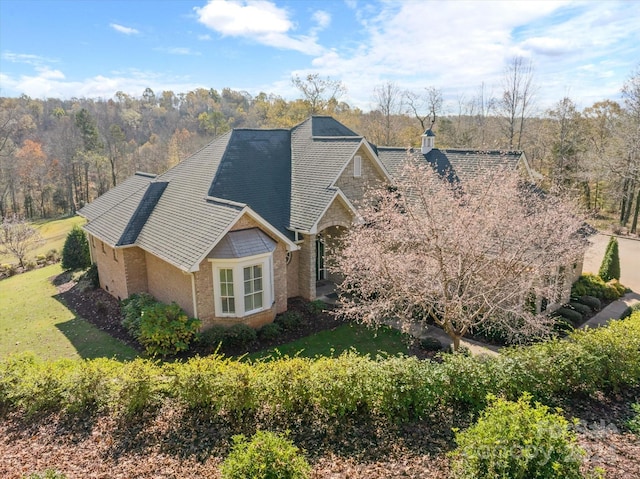 view of front of home featuring a front lawn