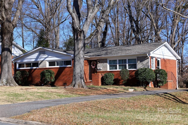 single story home featuring a front lawn