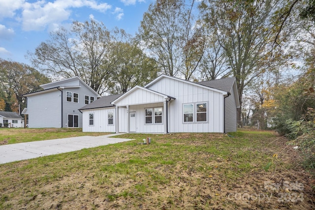 view of front of property with a front yard