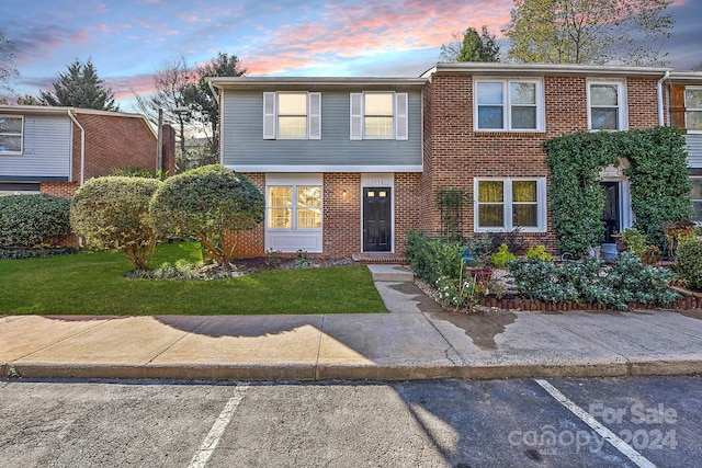 view of front of property featuring a yard