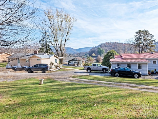 view of yard featuring a mountain view