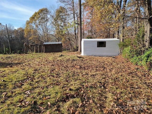 view of yard featuring an outbuilding