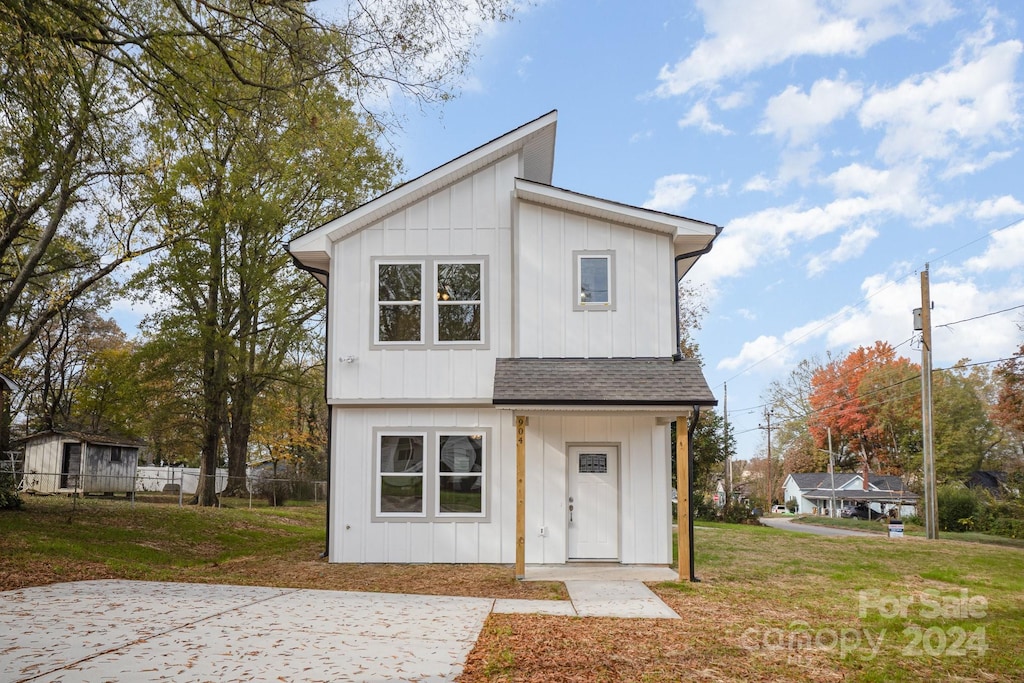 view of front of property with a front yard