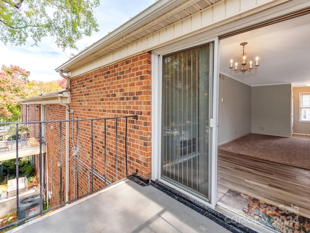 property entrance featuring a balcony