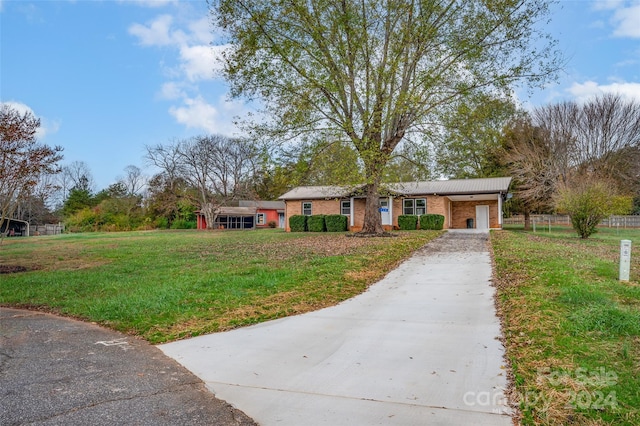 ranch-style home featuring a front lawn