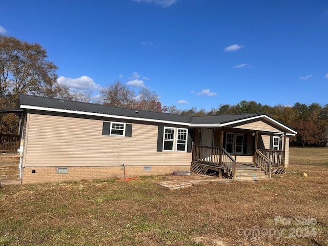 view of front of property with a front lawn