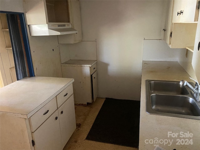 kitchen featuring sink