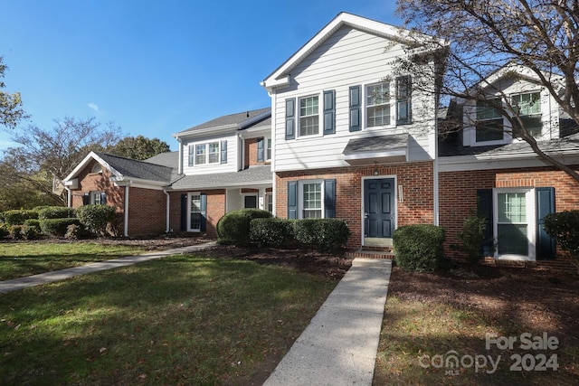 view of front of home featuring a front yard