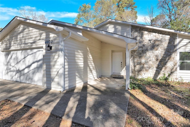 view of front of property featuring a garage