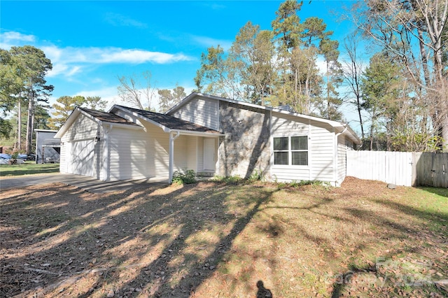 view of front of property featuring a front yard and a garage