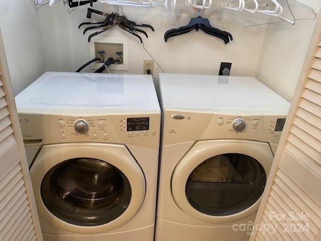 laundry area featuring washing machine and clothes dryer