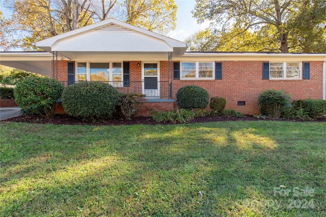 view of front of home featuring a front yard and a carport