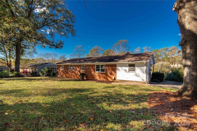 view of front of property featuring a front yard