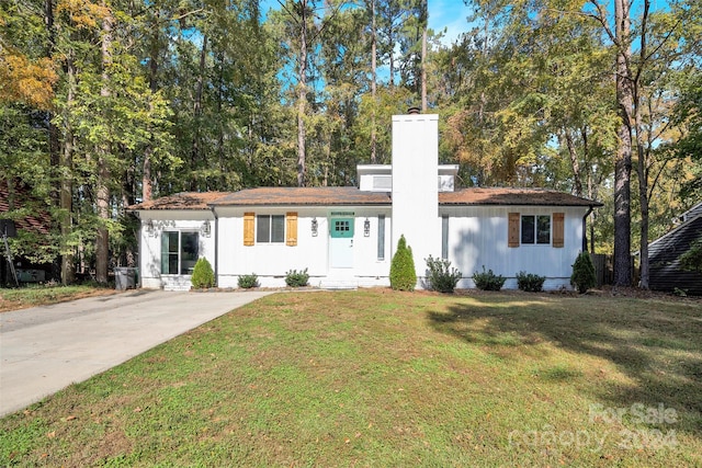 view of front of property featuring a front lawn