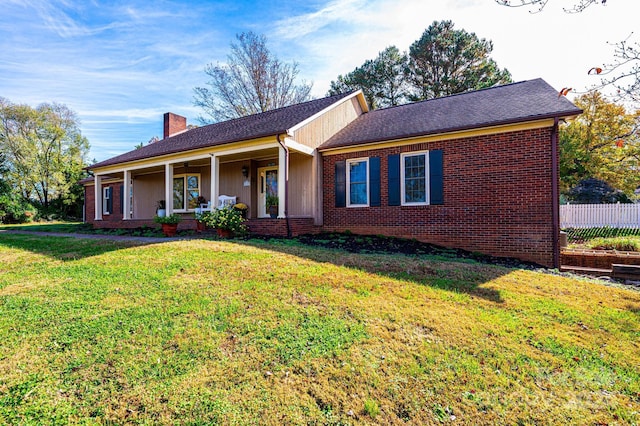 ranch-style house featuring a front lawn and covered porch