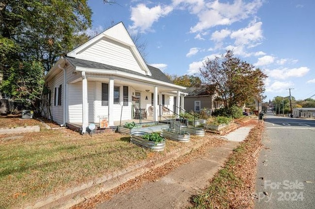 view of front of property featuring a front lawn and a porch