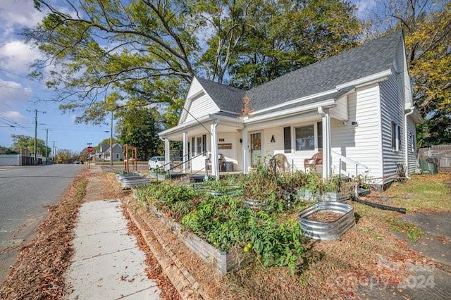 view of front of house featuring a porch