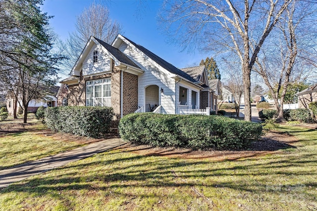 view of front of house featuring a front lawn