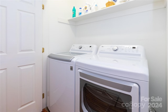 washroom with washer and clothes dryer