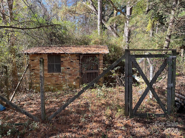 exterior space featuring an outbuilding