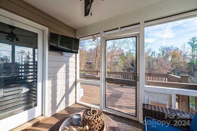 sunroom with ceiling fan