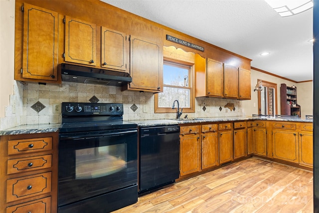 kitchen featuring black appliances, sink, crown molding, light hardwood / wood-style flooring, and decorative backsplash