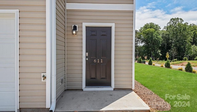 property entrance featuring a yard