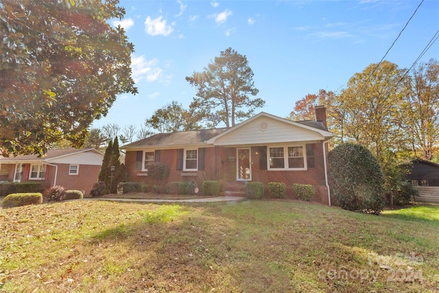 ranch-style home featuring a front lawn