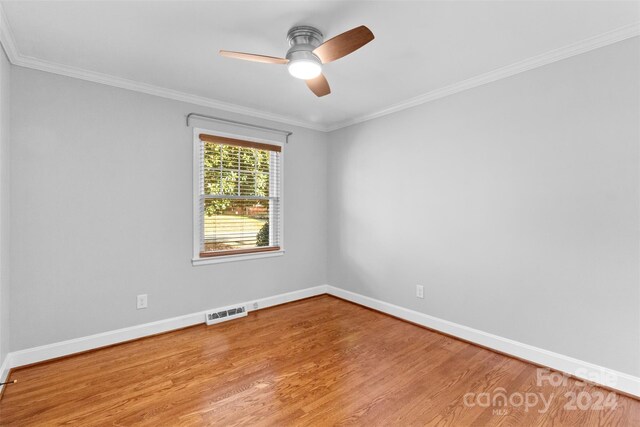 unfurnished room featuring ceiling fan, light hardwood / wood-style floors, and ornamental molding