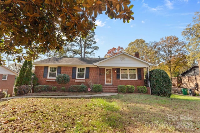 single story home with a front lawn