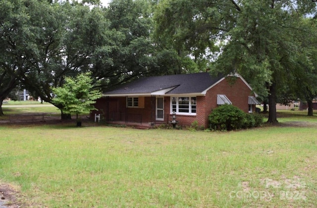 single story home with a front yard