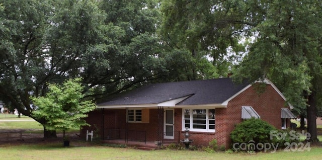 view of front of house with a front lawn