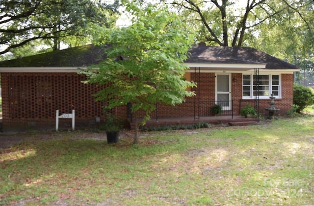 view of front of home with a front lawn