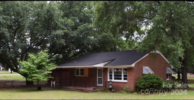 single story home with a front lawn