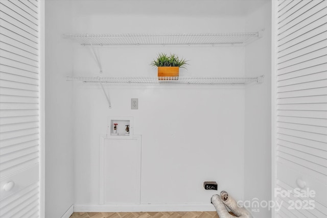 clothes washing area with electric dryer hookup, hookup for a washing machine, laundry area, and baseboards