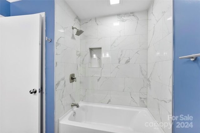 bathroom featuring tiled shower / bath